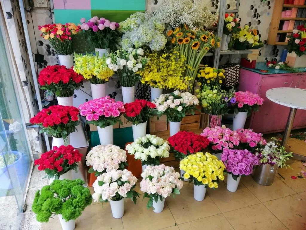 Hoa tươi sẵn sàng lên kệ phục vụ ngày lễ tình nhân.