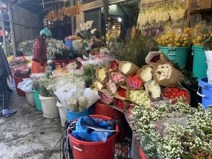 Chợ đầu mối hoa Quảng An tấp nập khách những ngày này. Ảnh: Nguyễn Thanh