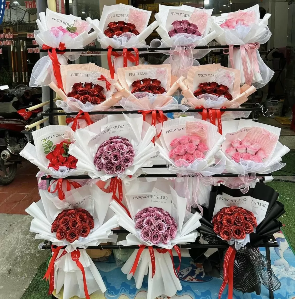 Các bó hoa sáp thơm, hoa nhũ có đặc điểm giá bình dân và bền hơn hoa tươi. Ảnh: Nguyễn Vân