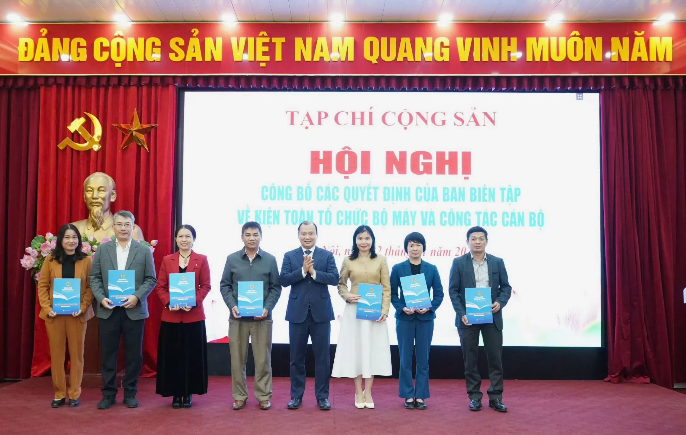 PGS, TS. Lê Hải Bình trao quyết định về công tác cán bộ đối với lãnh đạo tạp chí các Ban Đảng và lãnh đạo đơn vị thay đổi tên gọi của Tạp chí Cộng sản_Ảnh: Nguyễn Văn Hanh