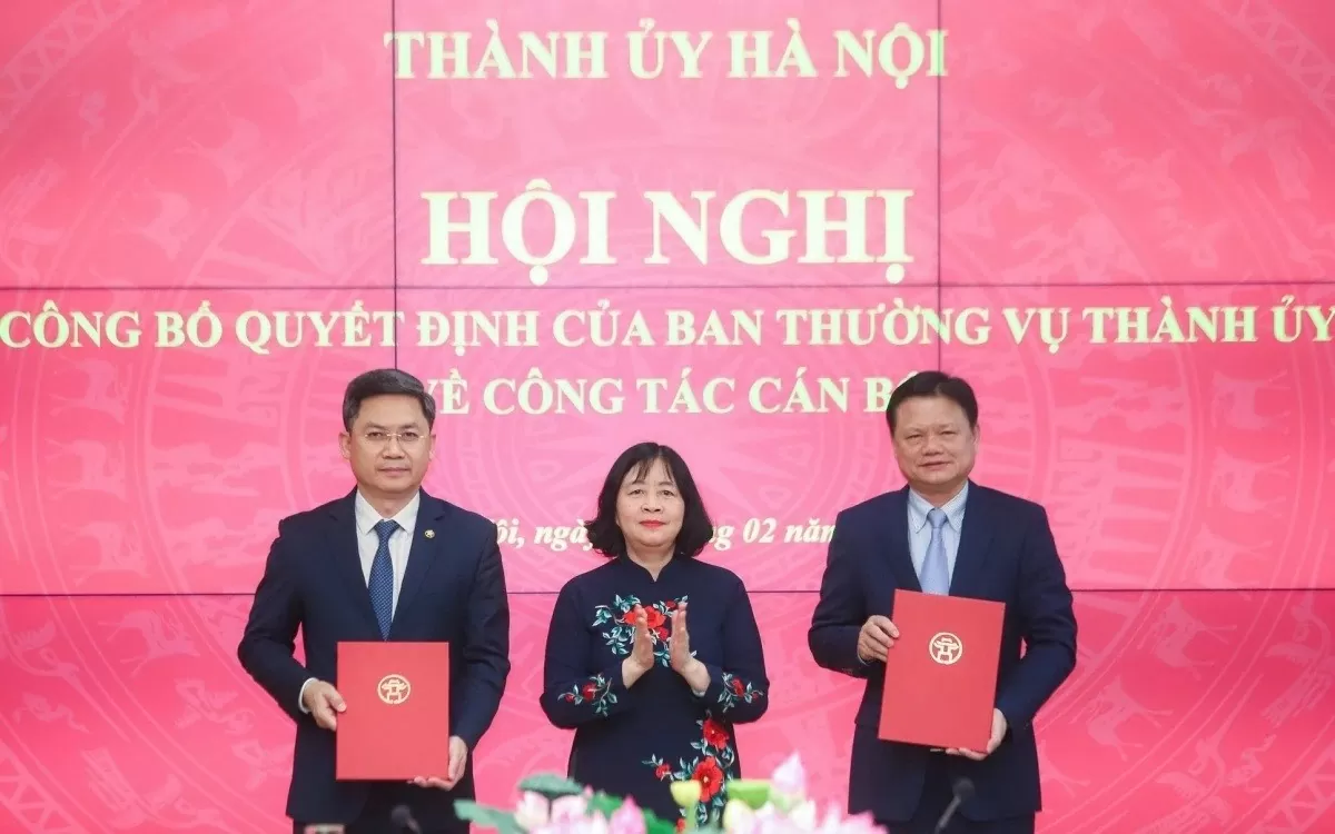 Bí thư Thành ủy Hà Nội Bùi Thị Minh Hoài trao quyết định nghỉ hưu với ông Vũ Đức Bảo (bên phải) và tân Trưởng Ban Tổ chức Thành ủy Hà Minh Hải.