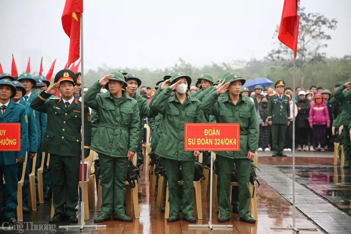 Các tân binh tại lễ giao nhận quân sáng 14/2 tại Quảng Bình