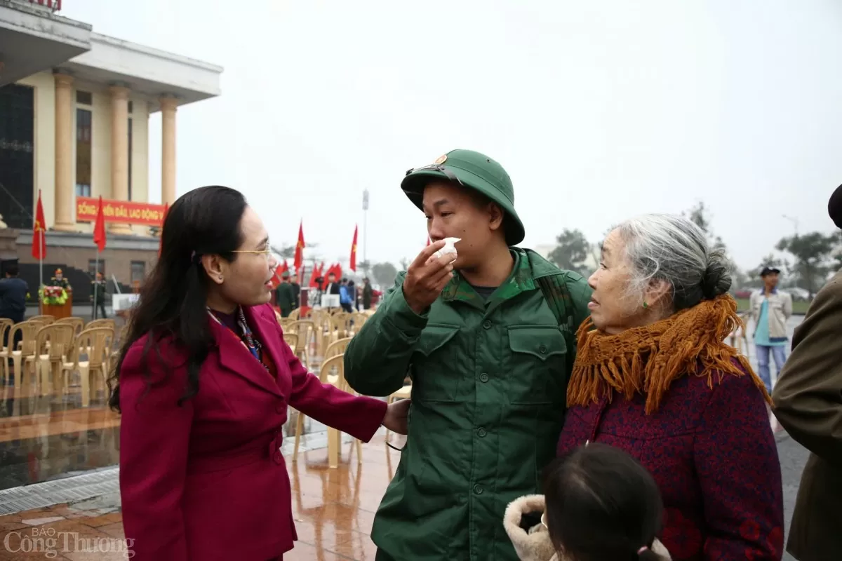 Tân Bí thư Thành uỷ thành phố Đồng Hới Phạm Thị Hân thăm hỏi, động viên các tân binh trước giờ lên đường nhận nhiệm vụ