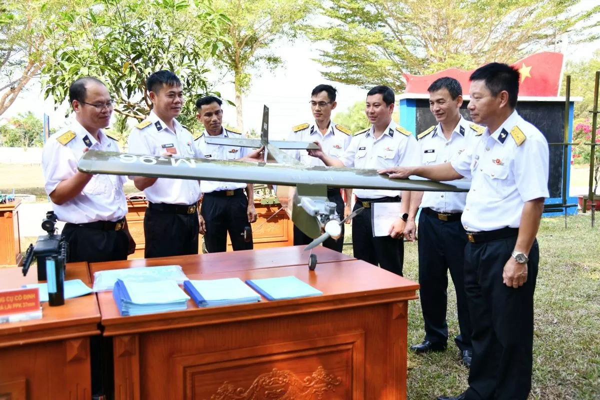 Các đại biểu tham quan mô hình, sáng kiến trong hội thi