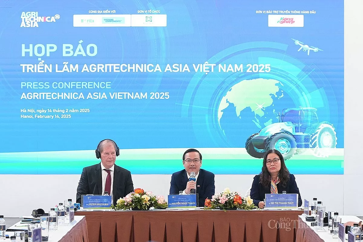 Ông Peter Grothues (ngoài cùng bên trái); Tổng Biên tập Báo Nông nghiệp Việt Nam Nguyễn Ngọc Thạch và bà Nguyễn Thị Thanh Thủy - Vụ trưởng Vụ Khoa học Công nghệ và Môi trường (Bộ NN-PTNT) đồng chủ trì buổi họp báo.