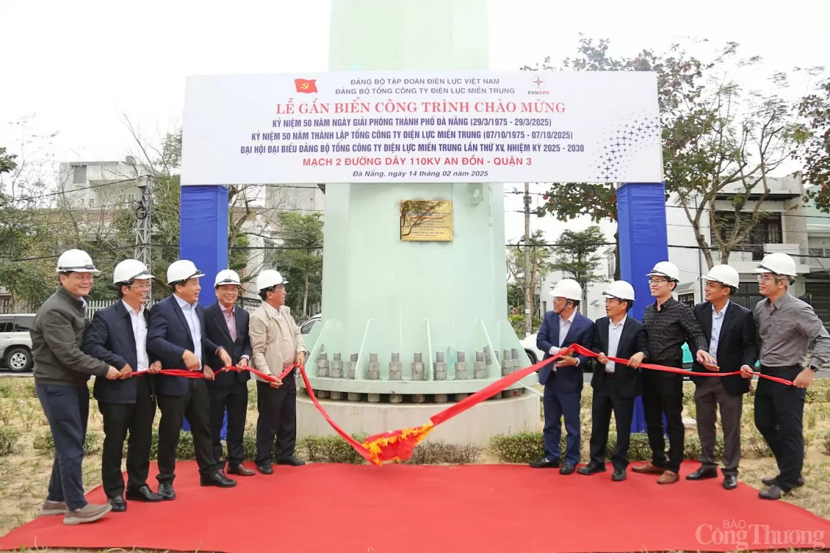 Lãnh đạo Sở Công Thương TP. Đà Nẵng, Tổng Công ty Điện lực miền Trung, Điện lực Đà Nẵng thực hiện nghi thức gắn biển công trình Mạch 2 đường dây 110kV An Đồn - Quận 3
