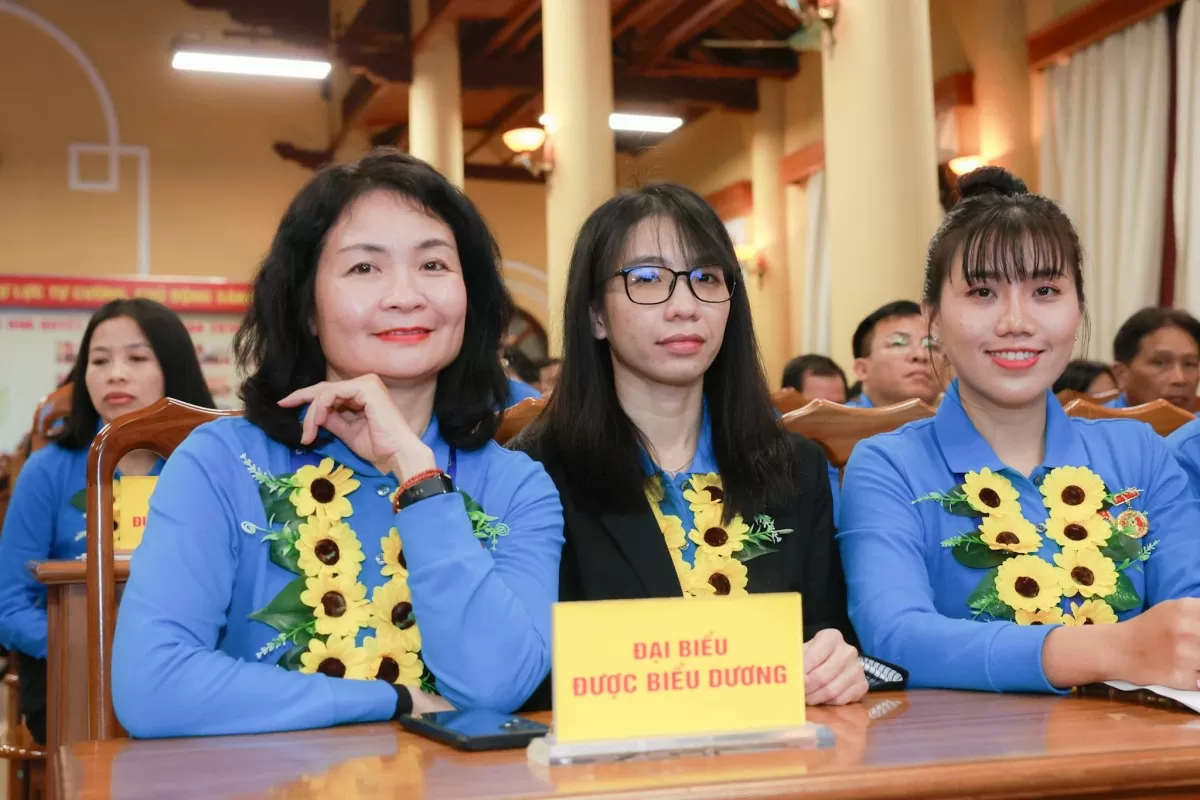 Các lao động nữ rất nỗ lực khi tham gia công tác Đảng