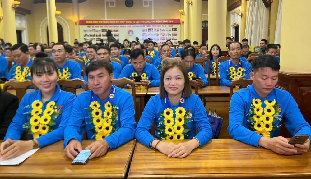 Chị Nguyễn Thị Cư (thứ 2 từ phải sang). Ảnh: Lê Phương