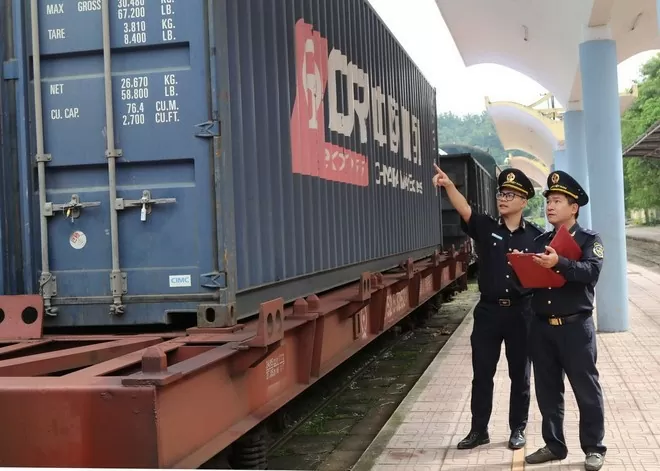 Công chức Chi cục Hải quan Ga đường sắt quốc tế Đồng Đăng kiểm tra mã kẹp chì hàng hóa xuất nhập khẩu qua cửa khẩu. (Ảnh: Quang Duy/TTXVN)