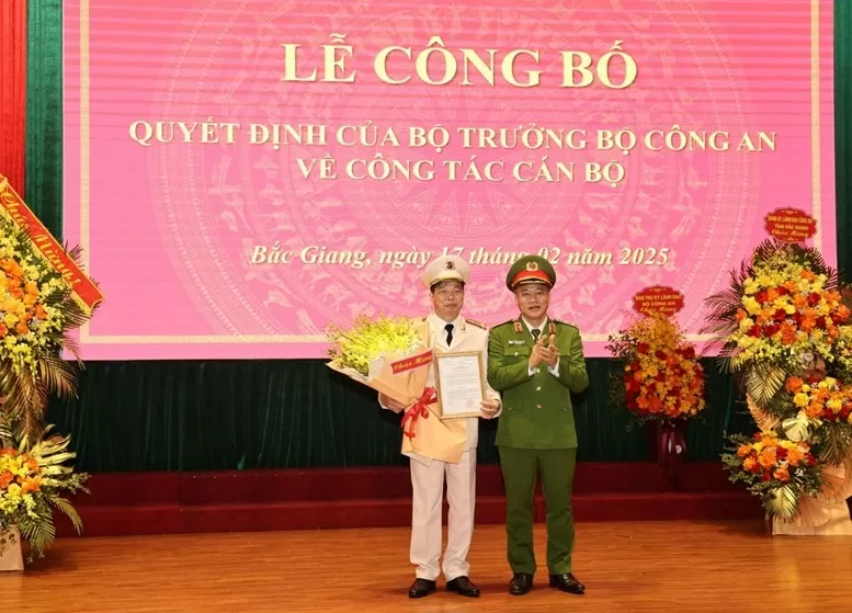 Trung tướng Nguyễn Văn Long - Thứ trưởng Bộ Công an trao quyết định điều động, bổ nhiệm Đại tá Nguyễn Quang Vinh giữ chức vụ Giám đốc Công an tỉnh Bắc Giang. Ảnh: Công an bắc Giang