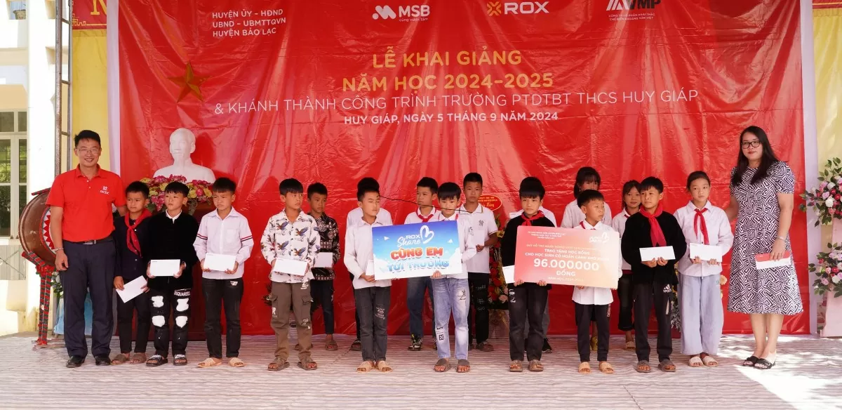 ROX Group trao học bổng cho 96 học sinh của Trường PTDTBT THCS Huy Giáp (Cao Bằng)