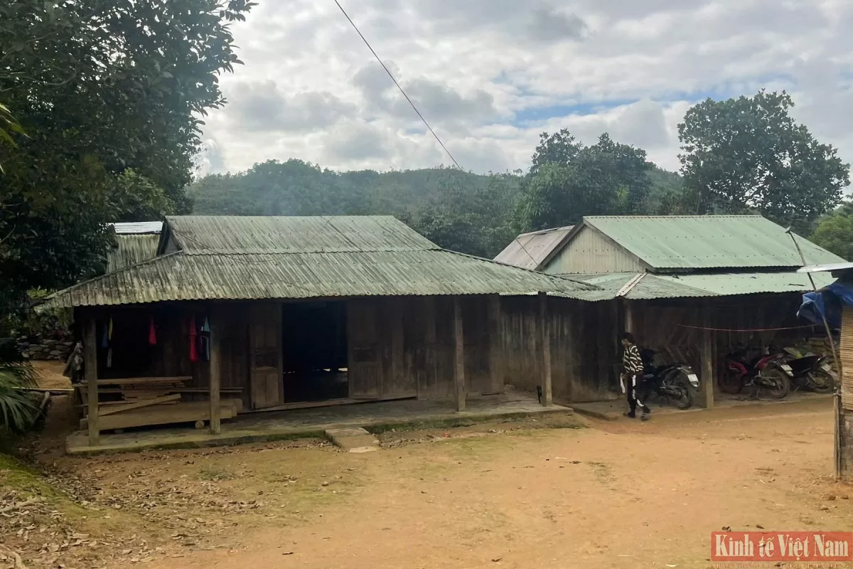 Trên địa bàn tỉnh Quảng Nam, Quảng Ngãi còn hàng chục nghìn ngôi nhà tạm, nhà dột nát cần được hỗ trợ sửa chữa, xây mới (Ảnh chụp tại huyện Tây Giang, tỉnh Quảng Nam)