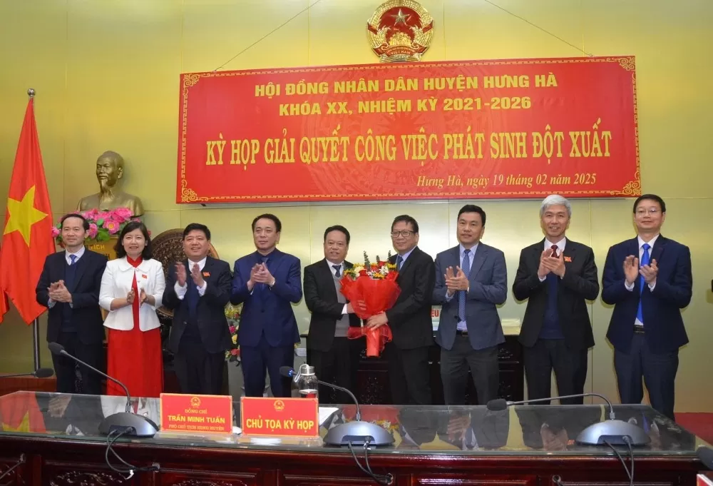 Lãnh đạo huyện Hưng Hà tặng hoa chúc mừng tân Phó Chủ tịch UBND huyện