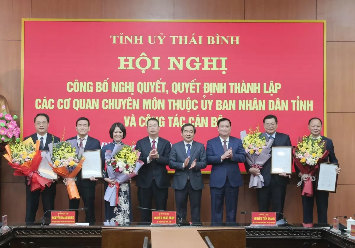 Lãnh đạo Tỉnh ủy - HĐND - UBND tỉnh Thái Bình trao quyết định, tặng hoa chúc mừng 5 Giám đốc sở vừa được bổ nhiệm. Ảnh: Trịnh Cường