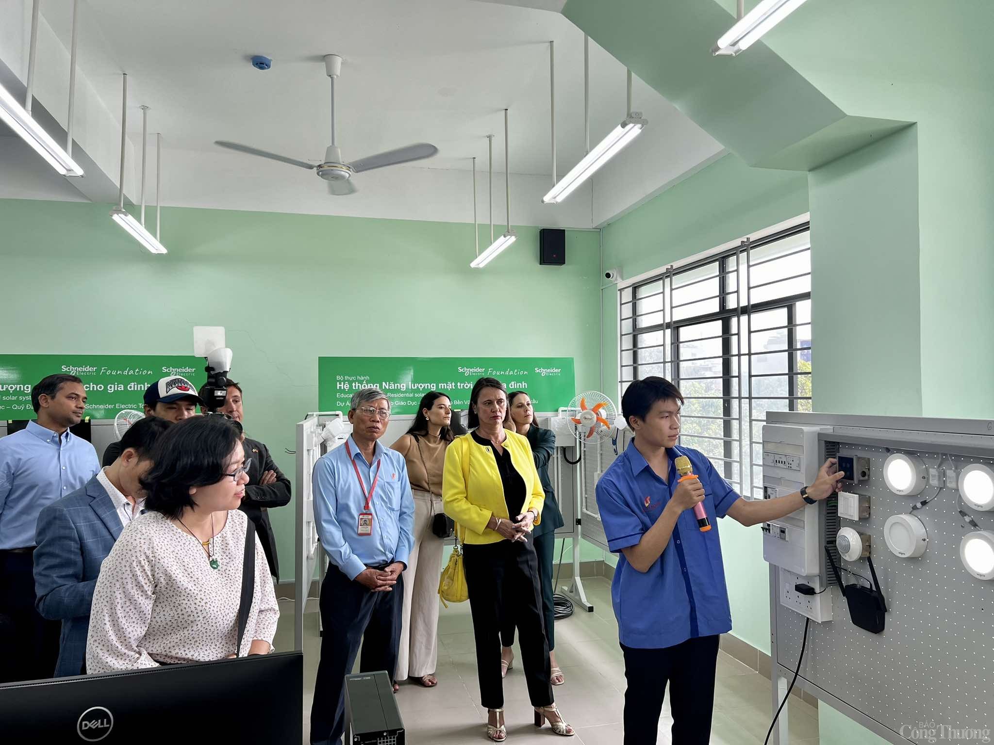 Center of Excellence: Bệ phóng cho 45.000 kỹ sư tương lai