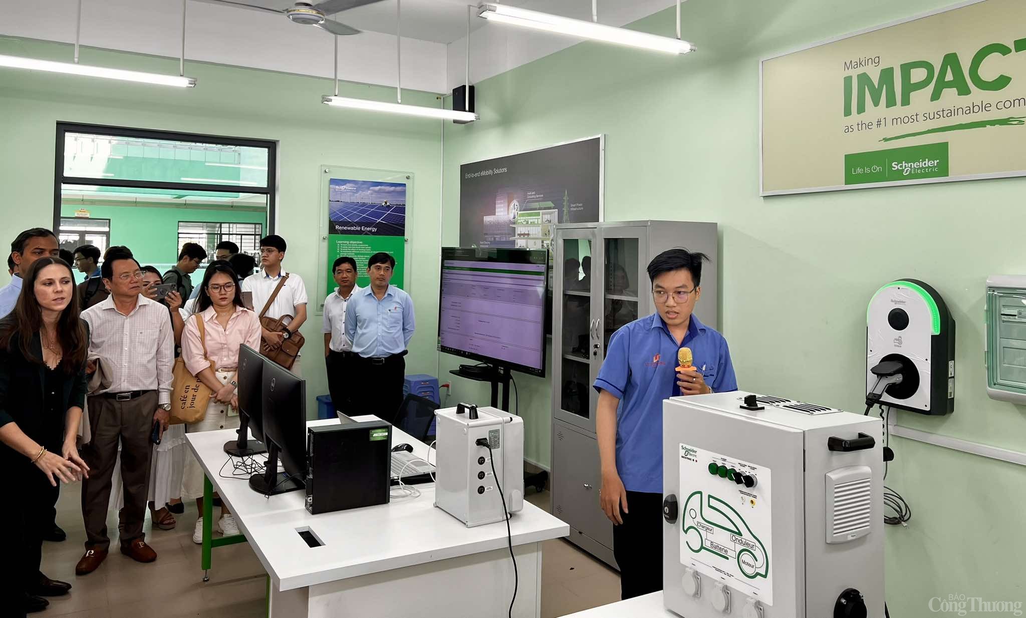 Center of Excellence: Bệ phóng cho 45.000 kỹ sư tương lai