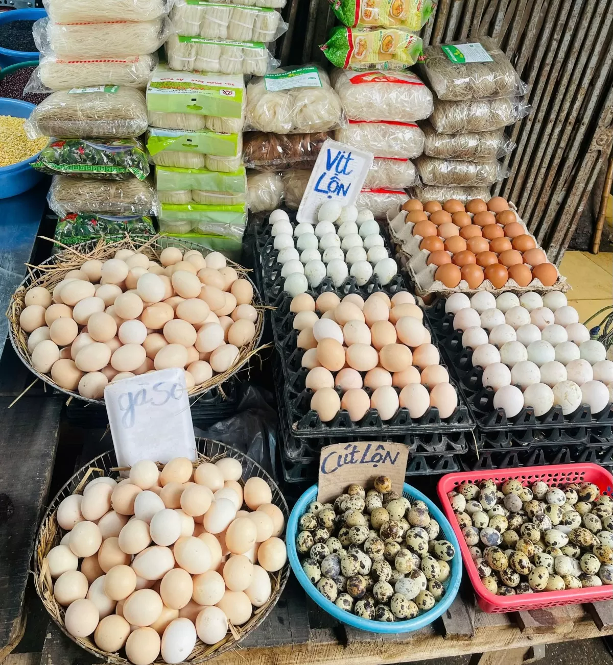 Trứng được bày bán la liệt tại các chợ dân sinh. Ảnh: Nguyễn Thanh