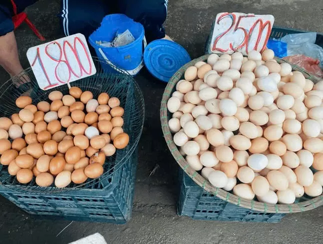 Trứng gà được bày bán la liệt trên nhiều tuyến đường ở Hà Nội. Ảnh: Nguyễn Thanh