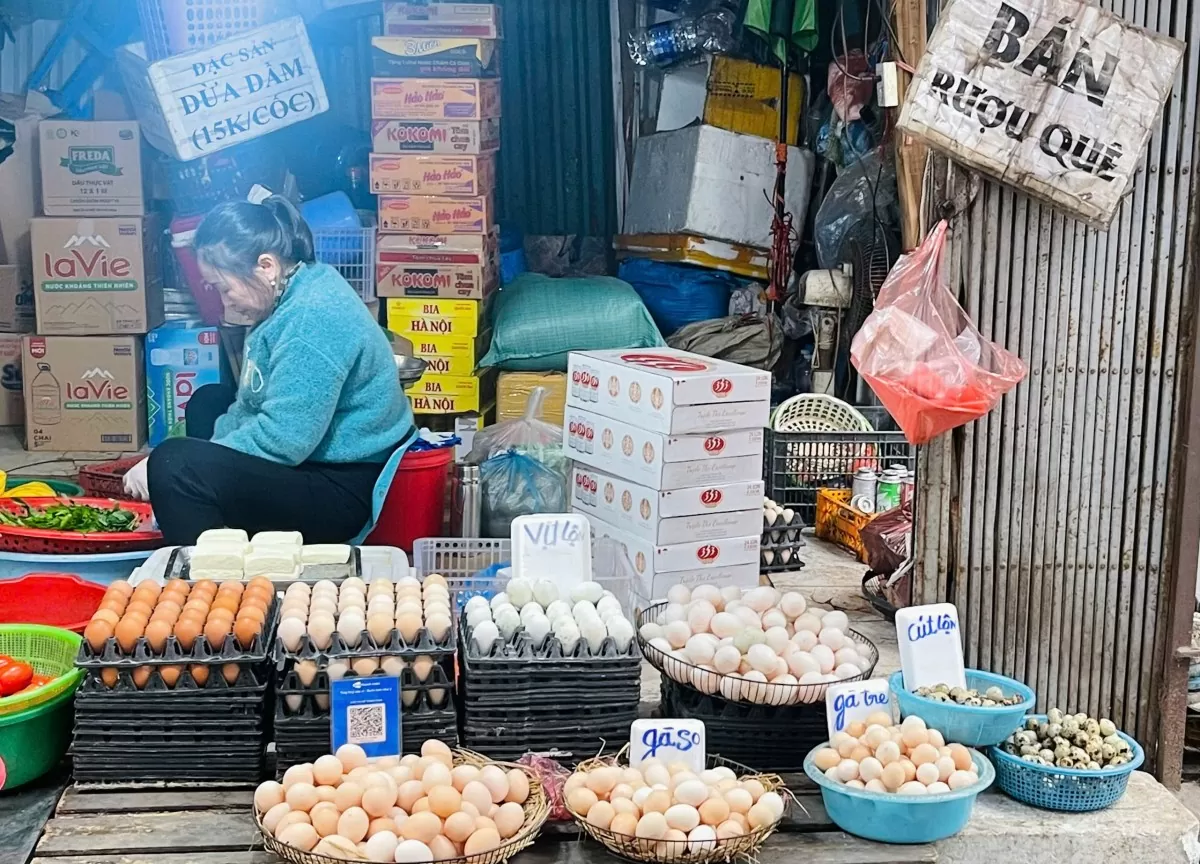 Trứng được bày bán la liệt tại các chợ dân sinh. Ảnh: Nguyễn Thanh