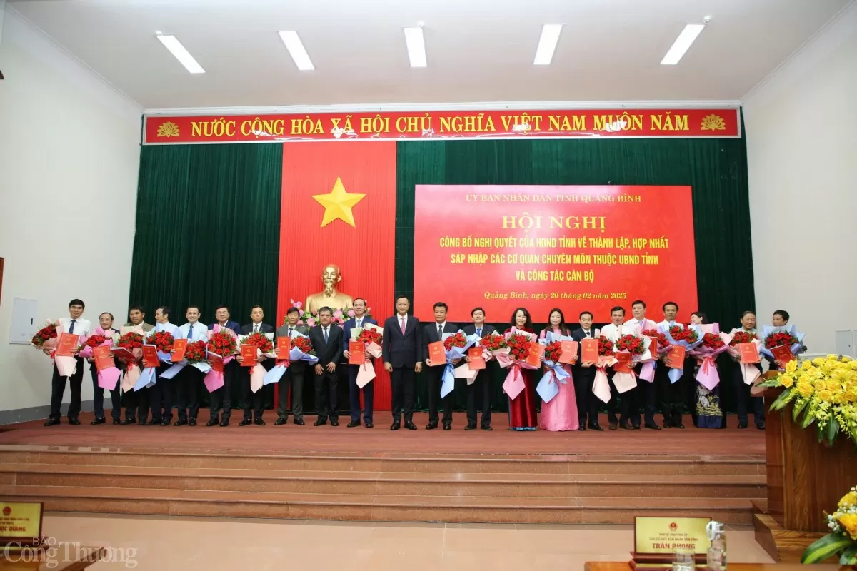 Lãnh đạo tỉnh Quảng Bình trao quyết định và tặng hoa chúc mừng các lãnh đạo sở nhận nhiệm vụ