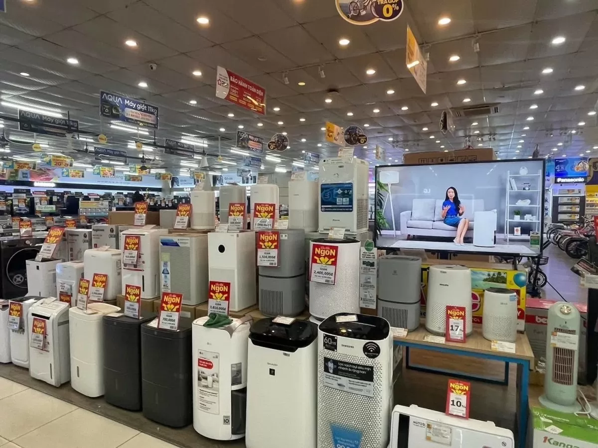Đa dạng mẫu mã máy hút ẩm, máy sấy cho khách hàng lựa chọn. Ảnh: Nguyễn Vân