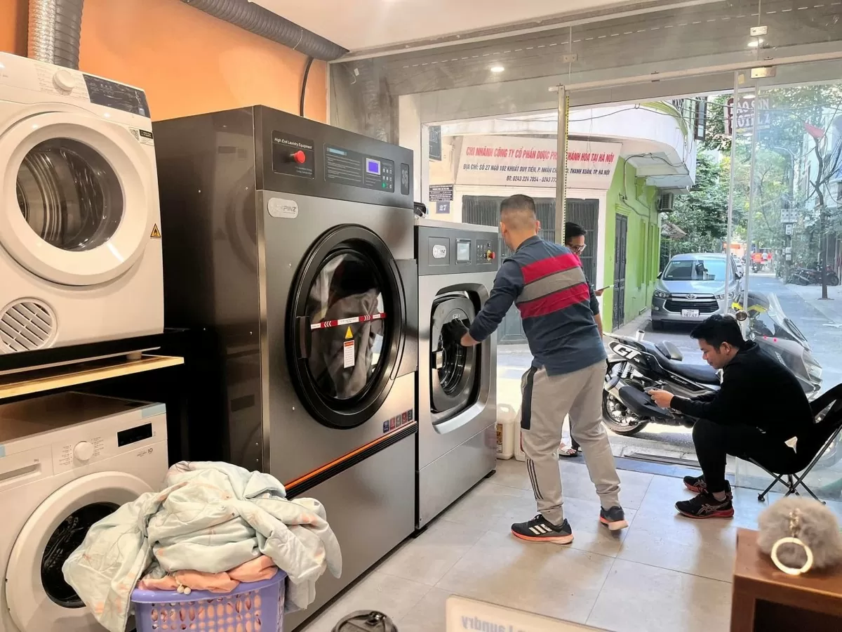 Nhiều cửa hàng giặt là chạy hết công suất mùa nồm. Ảnh: Nguyễn Vân
