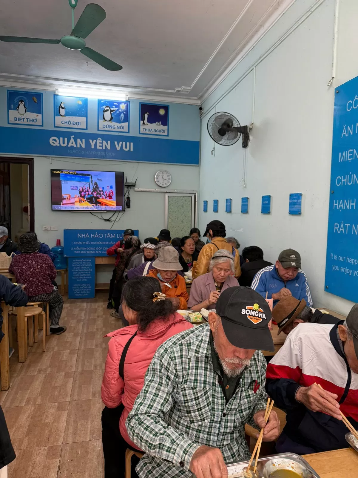 Ấm lòng bữa cơm 2.000 đồng từ quán cơm Yên vui