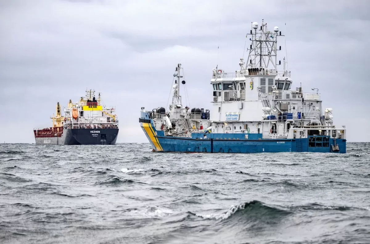 Tàu của lực lượng bảo vệ bờ biển Thụy Điển ở biển Baltic cũng đã điều tra một vụ đứt tuyến cáp ngầm khác vào tháng 1/2025. Ảnh: The New York Times