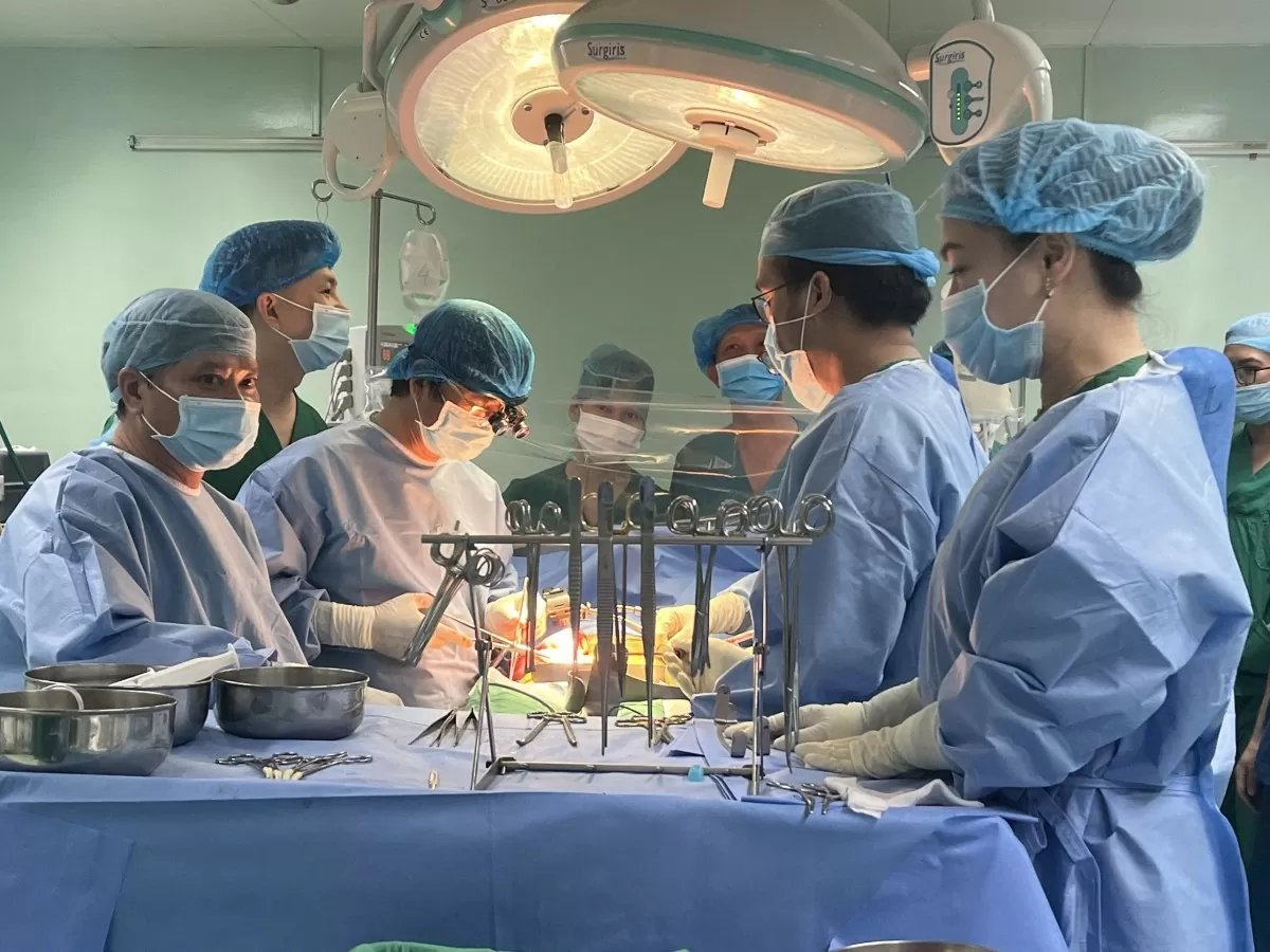 Ê kíp y bác sỹ Bệnh viện đa khoa Trung ương Cần Thơ thực hiện ghép thận cho bệnh nhân.