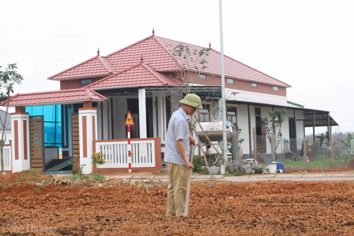 Người dân phấn khởi tại nơi ở mới của mình