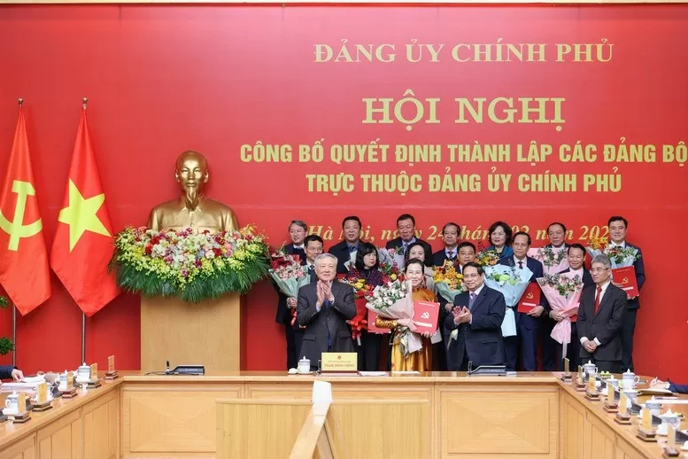 Thủ tướng trao quyết định thành lập 15 đảng bộ trực thuộc Đảng ủy Chính phủ