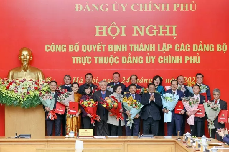 Thủ tướng trao quyết định thành lập 15 đảng bộ trực thuộc Đảng ủy Chính phủ