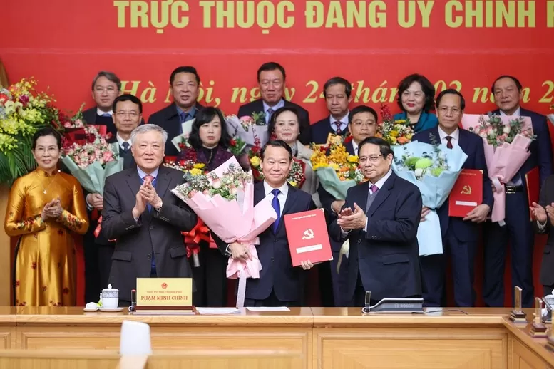Thủ tướng trao quyết định thành lập 15 đảng bộ trực thuộc Đảng ủy Chính phủ