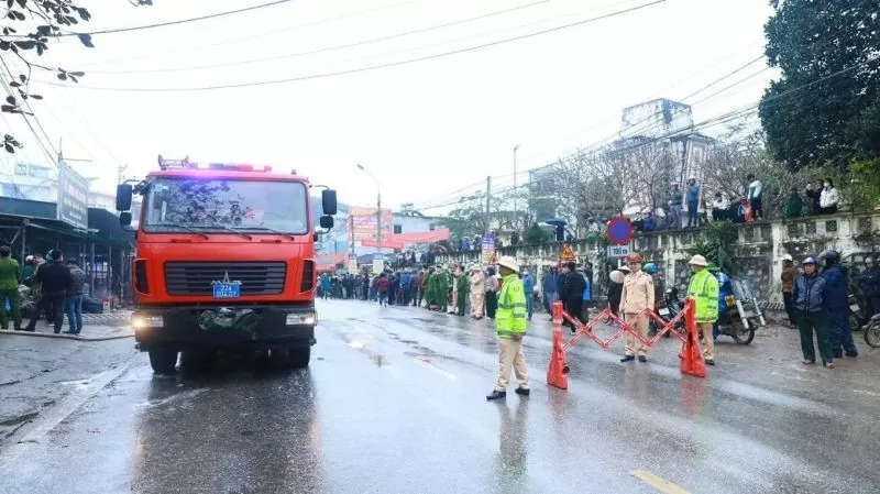 Làm rõ nguyên nhân chợ ở Tuyên Quang cháy lớn, nhiều kiot bị thiêu rụi