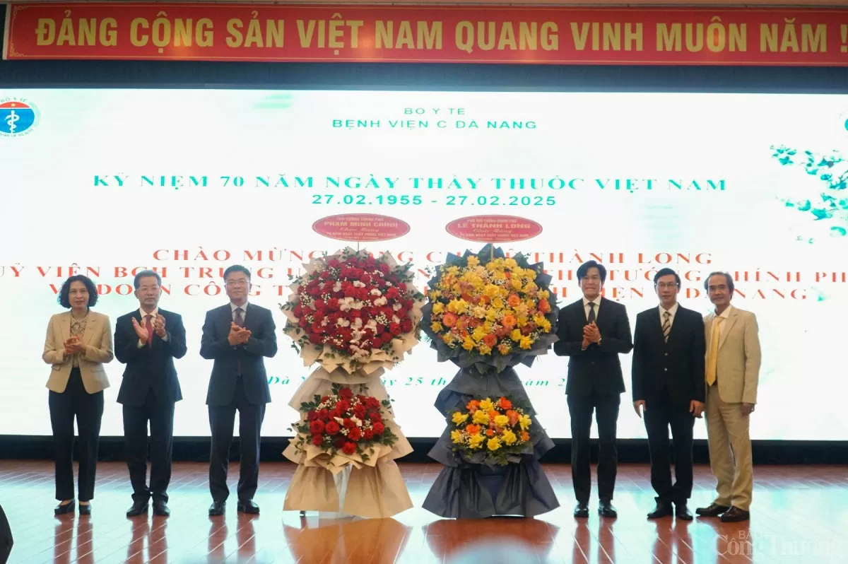 Phó Thủ tướng Lê Thành Long tặng hoa chúc mừng Bệnh viện C Đà Nẵng nhân kỷ niệm 70 năm ngày Thầy thuốc Việt Nam