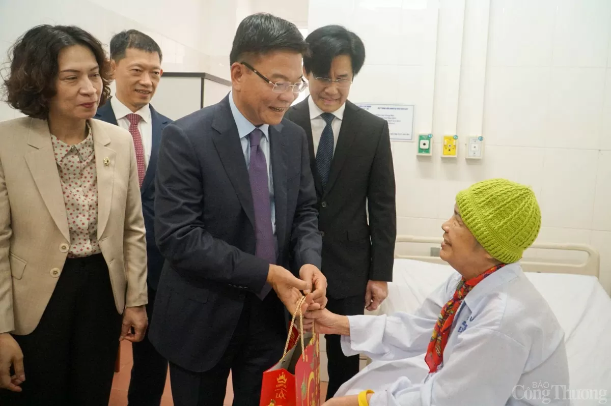 Cũng trong buổi thăm, Phó Thủ tướng Lê Thành Long đã đến thăm hỏi sức khỏe một số cán bộ đang điều trị tại Bệnh viện C Đà Nẵng