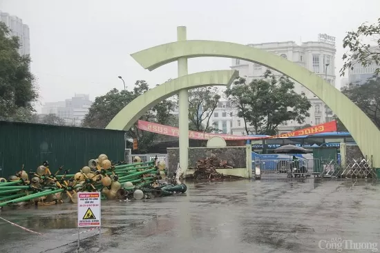 Công nhân dầm mưa cải tạo công viên Cầu Giấy