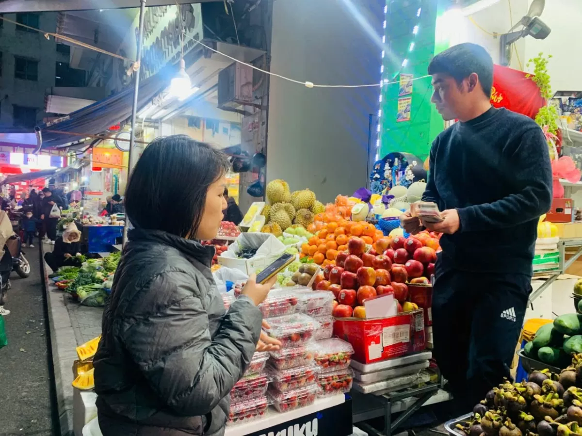 chị Hoàng Anh đang kiểm tra lại tin nhắn đặt hàng của khách. Ảnh: Nguyễn Thanh