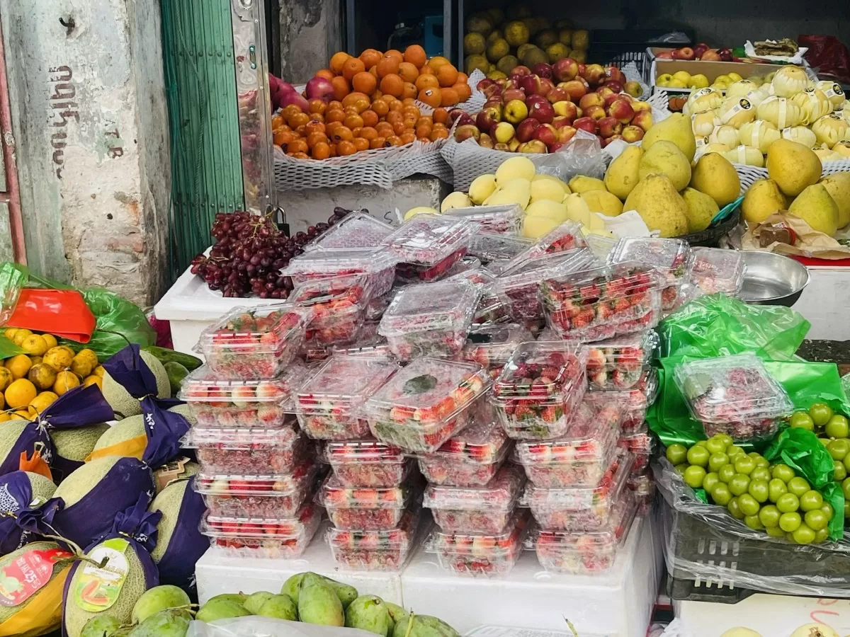 Dâu tây Sơn La ‘nhuộm đỏ’ chợ, giá giảm sâu!