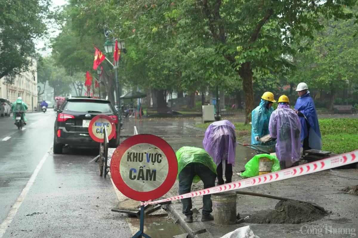 Người dân co ro dưới thời tiết mưa rét 15 độ C