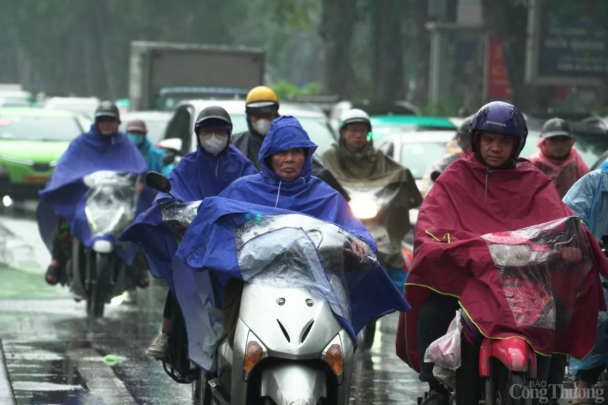 Người dân co ro dưới thời tiết mưa rét 15 độ C