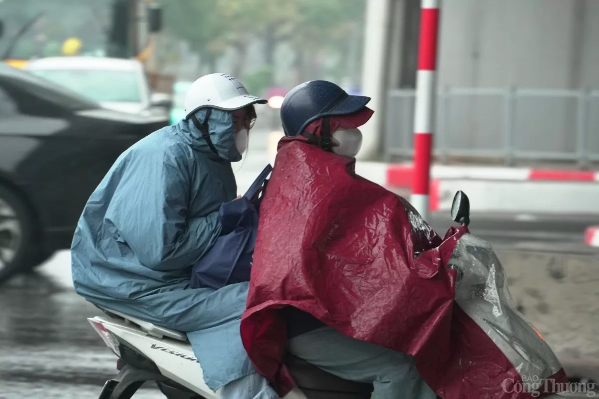 Người dân co ro dưới thời tiết mưa rét 15 độ C