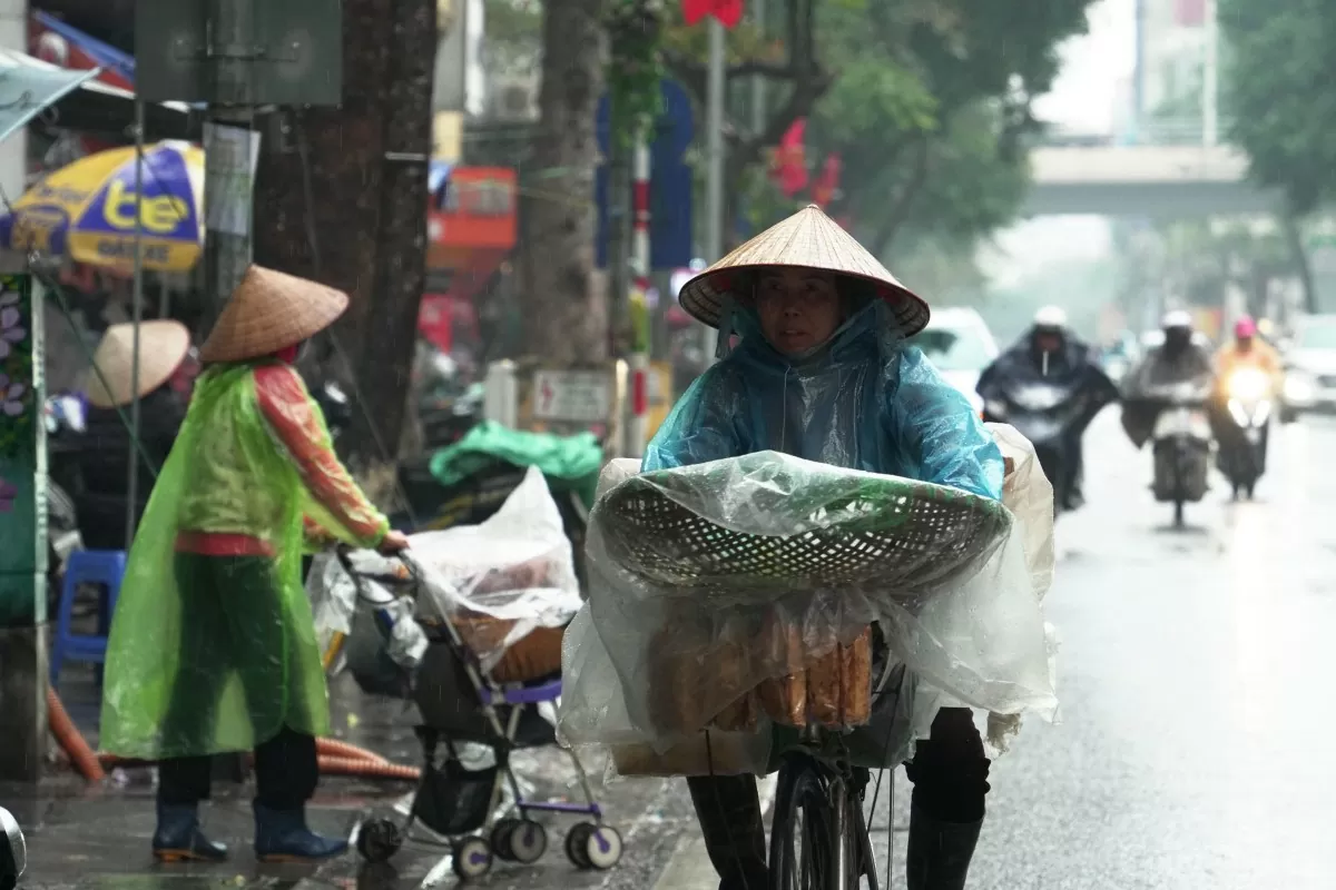 Người dân co ro dưới thời tiết mưa rét 15 độ C