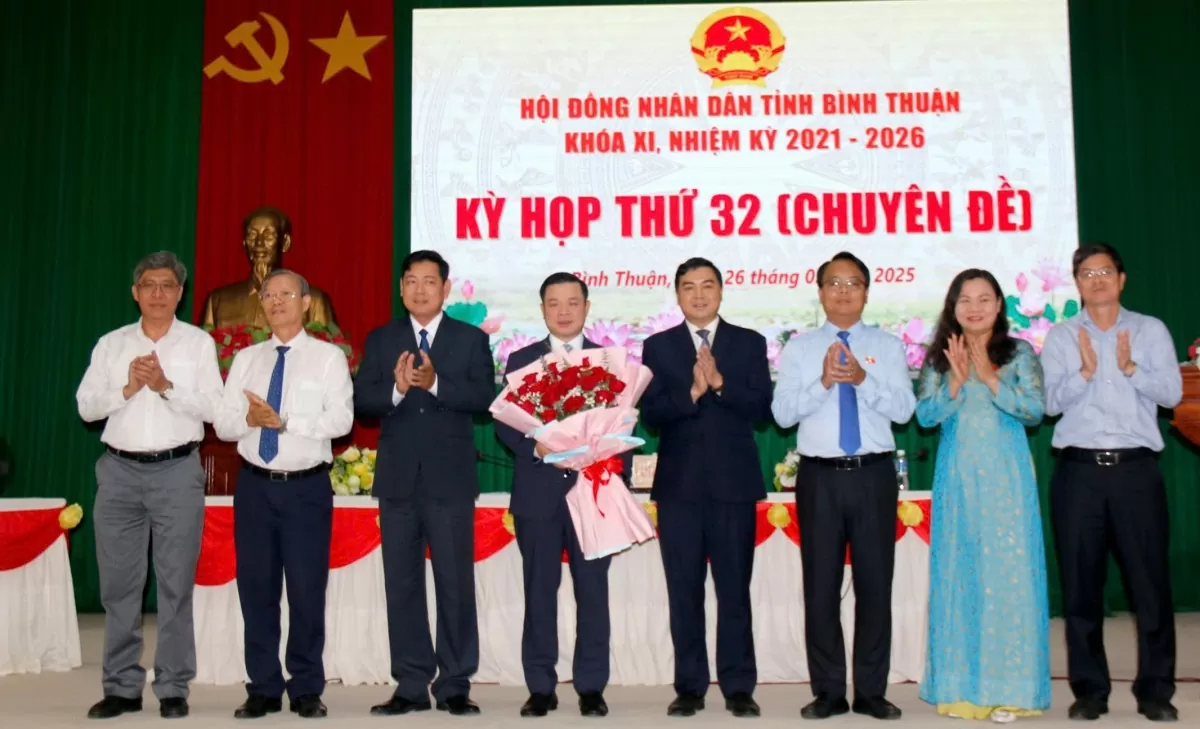 Lãnh đạo tỉnh Bình Thuận tặng hoa chúc mừng ông Đỗ Hữu Duy, tân Chủ tịch UBND tỉnh Bình Thuận. Ảnh: NT