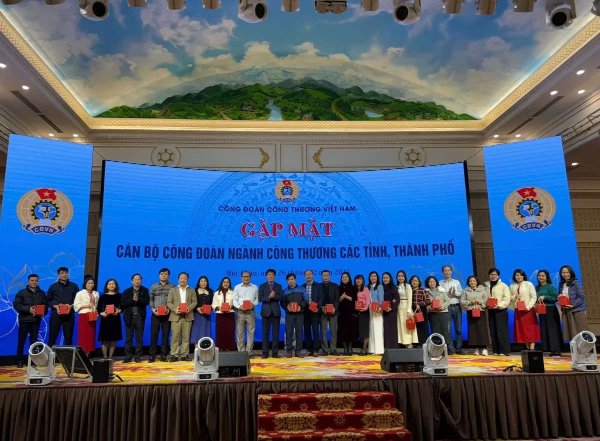 Lãnh đạo Công đoàn Công Thương Việt Nam tặng quà tri ân công đoàn các tỉnh, thành phố