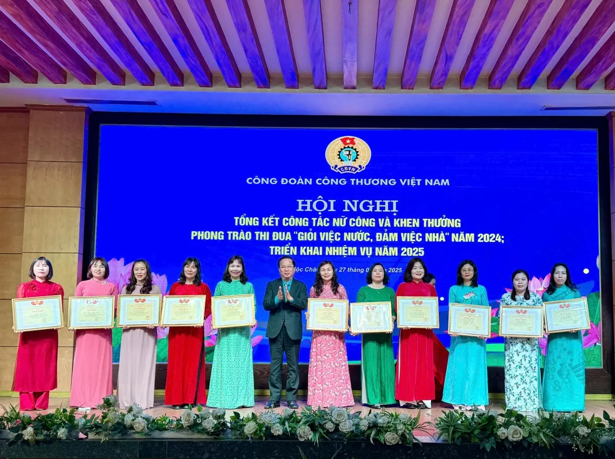 Biểu dương nữ công nhân lao động tiêu biểu