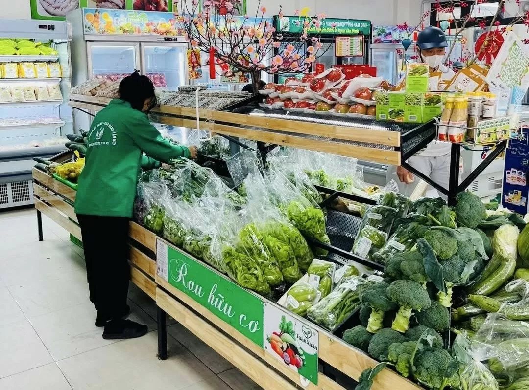 giá cả được niêm yết rõ ràng, ổn định là ưu điểm được người tiêu dùng lựa chọn mua tại siêu thị, cửa hàng. Ảnh: Nguyễn Thanh