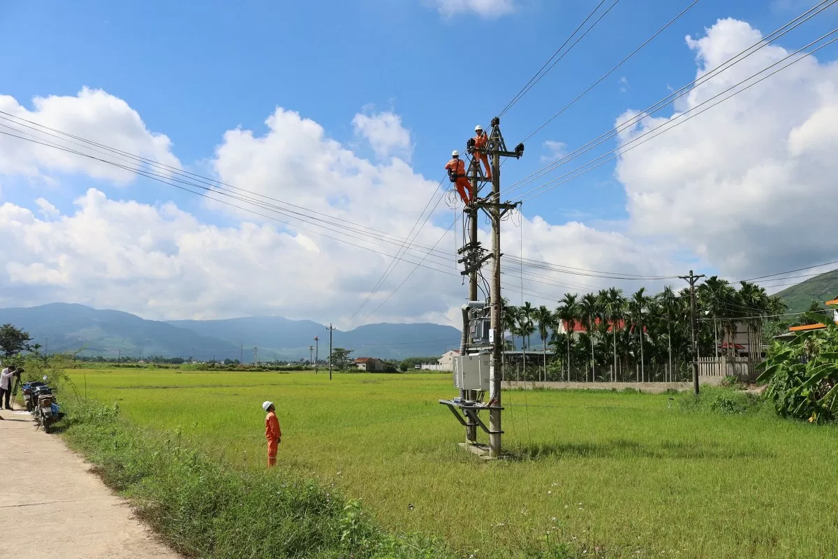 Một trong những bước đột phá trong chuyển đổi số ngành điện là việc thay thế công tơ cơ khí bằng công tơ điện tử đo xa (Ảnh: PC Quảng Ngãi)
