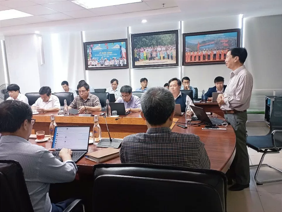 Giảng viên báo cáo tại 1 lớp huấn luyện về an toàn vệ sinh lao động tại Công ty CP Thủy điện A Vương (Ảnh: Thanh Danh)
