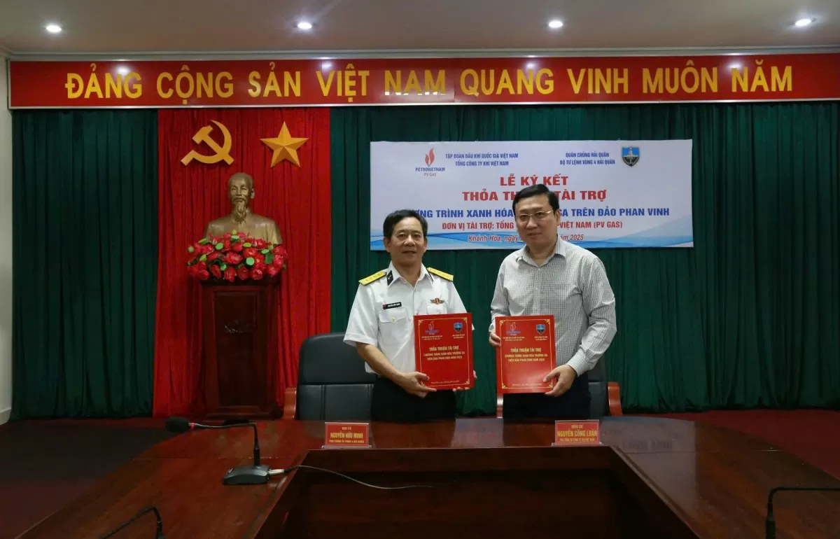 Đại tá Nguyễn Hữu Minh, Phó Chính ủy Vùng và đồng chí Nguyễn Công Luận, Phó TGĐ Công ty Khí Việt Nam bàn giao chương trình thỏa thuận